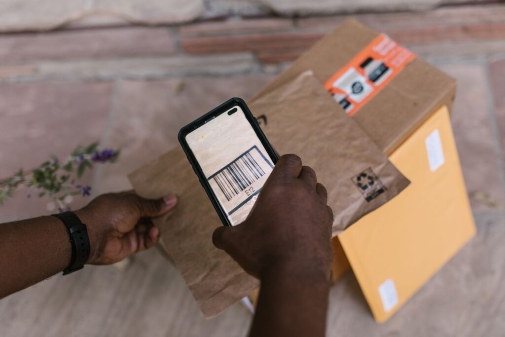 Consumidor verificando no celular o rastreio de uma compra on-line que não foi entregue