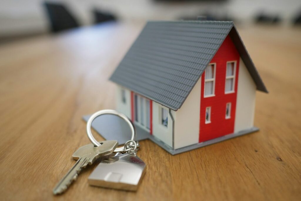 Casa em miniatura sobre a mesa: não consigo mais pagar as parcelas do imóvel, posso desistir?